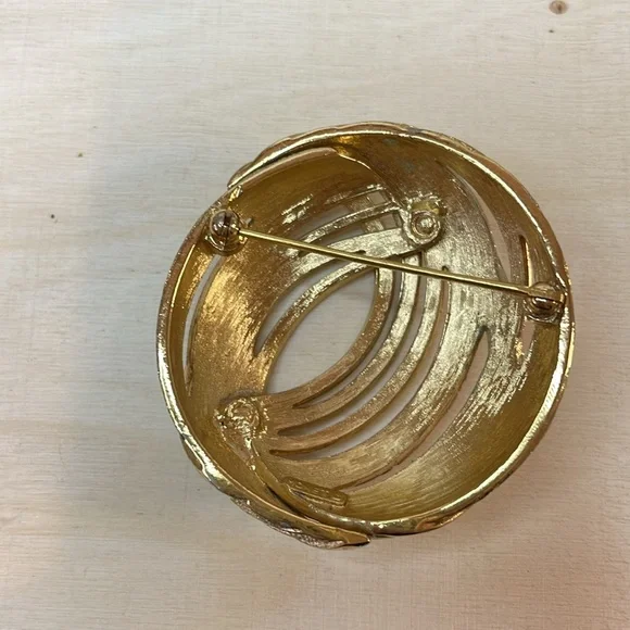 Monet gold tone large brooch - Picture 4 of 5